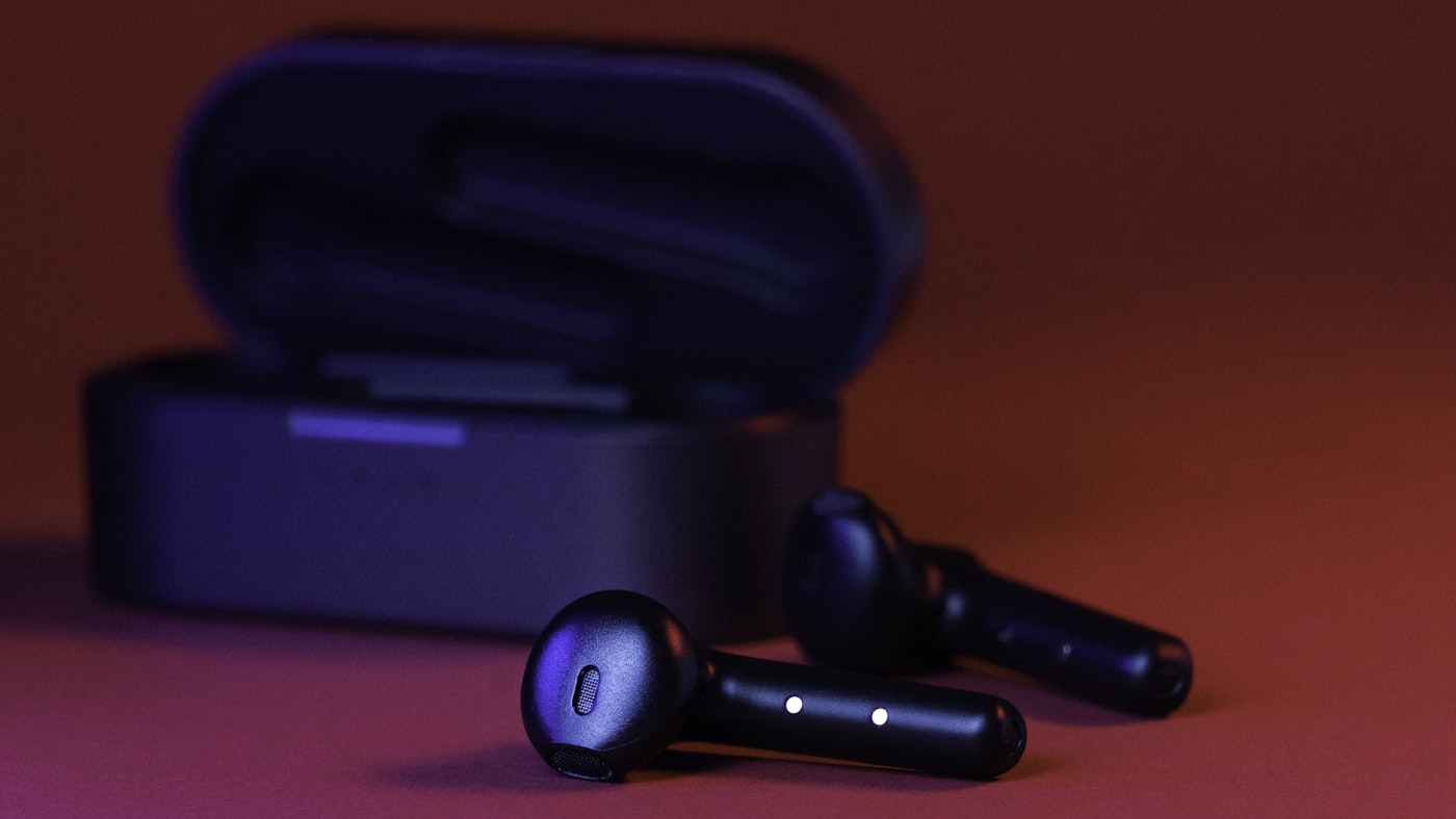 AirPods Pro 3 в кейсе на столе
