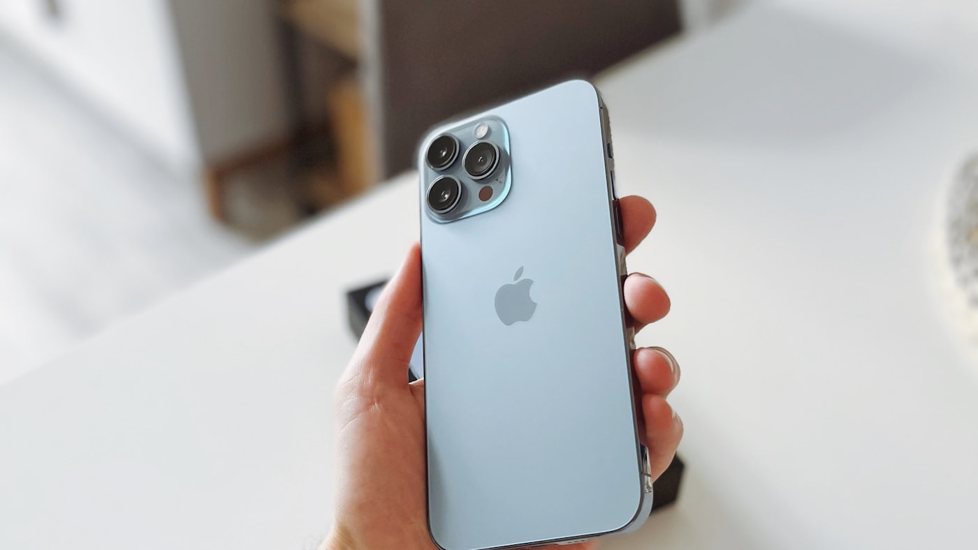 iPhone 17 Pro Max — покупка из США в Россию: цены, таможня и eSIM